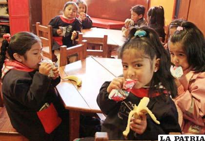 Varios niños disfrutan del desayuno escolar distribuido por el Gobierno Municipal