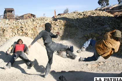 Escena de peleas entre ladrones de minerales