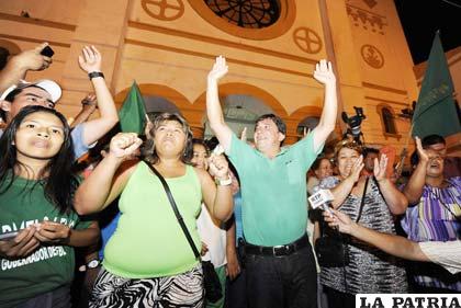 Seguidores de la agrupación ciudadana Todo por el Beni celebran la ventaja de Carmelo Lens en las elecciones