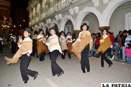 Danzarines pasaron por la Plaza 10 de Febrero en la penúltima jornada de ensayos