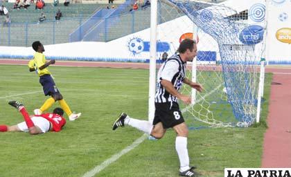 Da Rosa anotó un gol en el partido que jugaron Oruro Royal y EM Huanuni por el torneo de la AFO