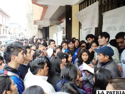 Postulantes universitarios se movilizaron para exigir resultados de exámenes de ingreso a la “U”