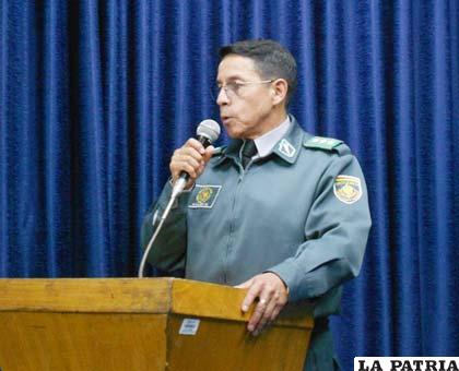 Coronel Eddy Ayllón Montaño en la conferencia de prensa