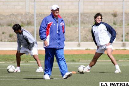 Juan Carlos Paz García dirige los entrenamientos de La Paz FC