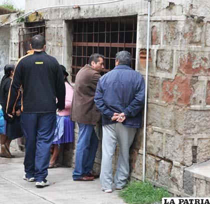 El asambleísta  Javier Humana es visitado por algunas personas en la celda que está aprehendido