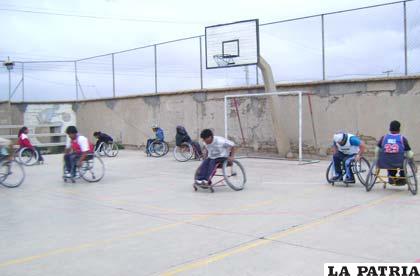 El básquetbol sobre silla de ruedas, una actividad interesante en el deporte
