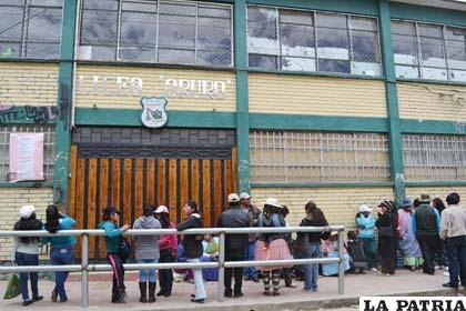Padres de familia del Liceo Oruro colaboraron en la refacción de las aulas