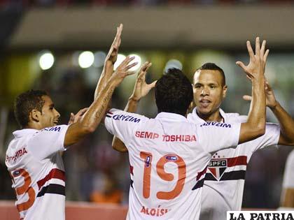 Celebran los jugadores de Sao Paulo