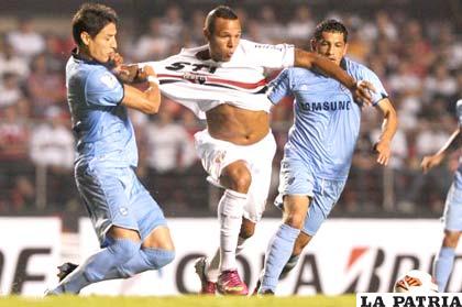 Los jugadores de Bolívar no pudieron frenar la arremetida del equipo paulista