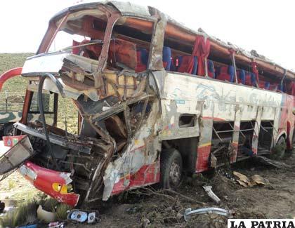 El bus quedó destrozado luego de fatal accidente