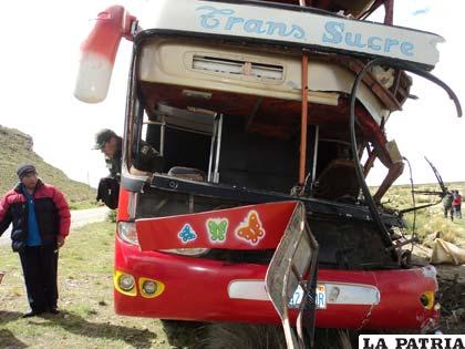Bus de la empresa Trans Sucre, destrozado a consecuencia del accidente