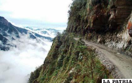 Carretera a los Yungas denominada como el “camino de la muerte”