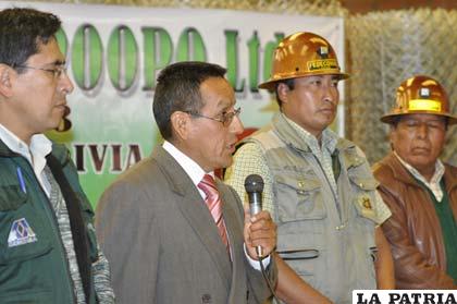 Walter Huayllani, ejecutivo de Corinsa, junto a representantes de la Cooperativa Poopó