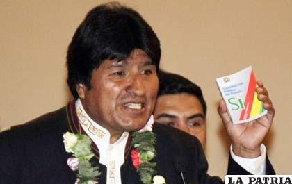 El Presidente Evo Morales con la nueva Constitución Política del Estado