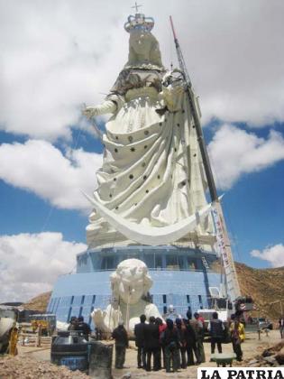 Las autoridades (de espaldas) visitaron ayer la monumental escultura de la Virgen del Socavón
