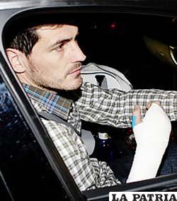 Iker Casillas tiene la mano inmovilizada