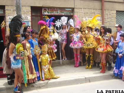 Hermosos trajes del Carnaval de Oruro en la exposición de los bordadores