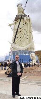 Monseñor Cristóbal Bialasik en su visita al monumento de la Virgen del Socavón