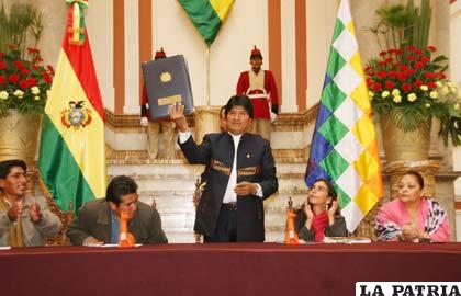 El Presidente Morales muestra la Ley de las Oecas promulgada ayer