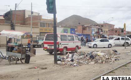Venta de comida frente a promontorios de basura en la calle Beni y Pagador