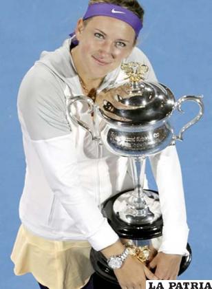 Azarenka con su trofeo de campeona