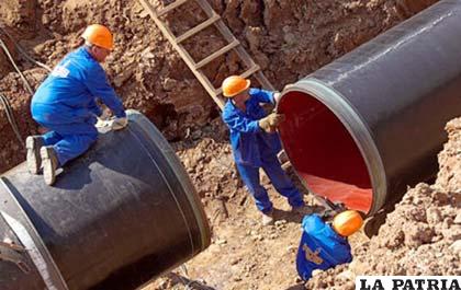 Trabajadores instalado ductos para el transporte de gas natural