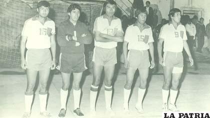 Willy Veizaga, David Tovar, Freddy Saravia, Rubén Veizaga y Mario Marañón jugadores del equipo de Huracán en la década de los 70