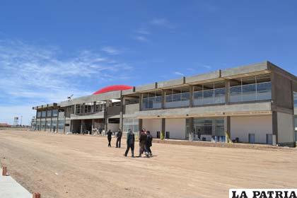 Infraestructura en proceso de construcción en el aeropuerto “Juan Mendoza”