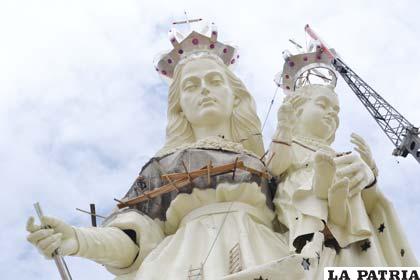 Momento en que la corona es emplazada en la cabeza del  Niño Jesús