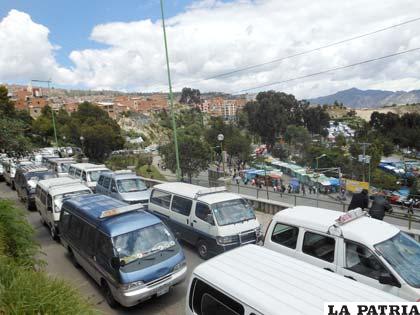 Movilización de transportistas, en protesta contra medidas ediles en La Paz