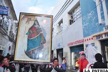 En la peregrinación de Cirios los vecinos deben esperar con flores y globos a la imagen de la Virgen del Socavón
