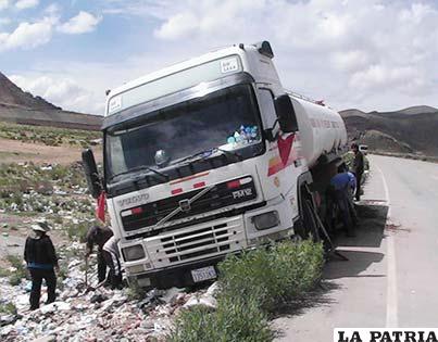 Familiares ayudan al conductor del vehículo