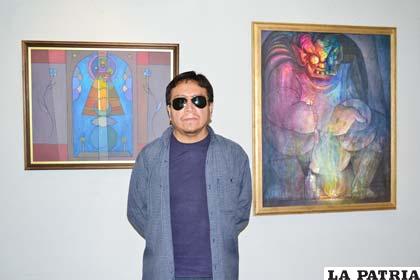 Artista plástico, Jaime Calizaya junto a sus obras