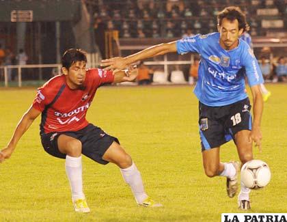 Santos Amador y Hernán Boyero disputan el balón