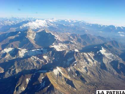 Cordillera de los Andes entre Santiago de Chile y Mendoza de la República Argentina