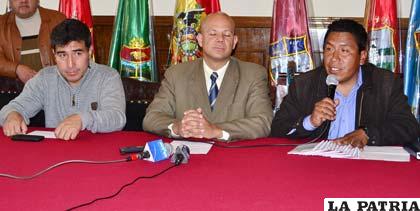 Representante de Llajtaymanta, Orlando Andia; el gerente de Entel, Alejandro Abdala, y el presidente de Fedbampo, Gonzalo Choquehuanca
