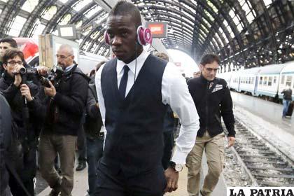 Mario Balotelli en su llegada a la estación de Milán