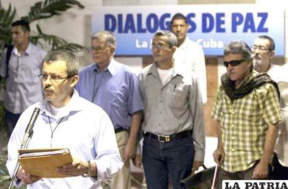 Los efectivos de la FARC después de una de las sesiones de diálogo