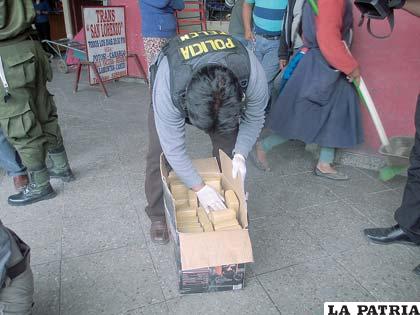 Los paquetes son guardados en la caja para llevarlos a la Felcn