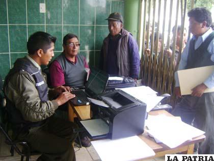 Un efectivo policial realiza el registro de datos para la inspección técnica