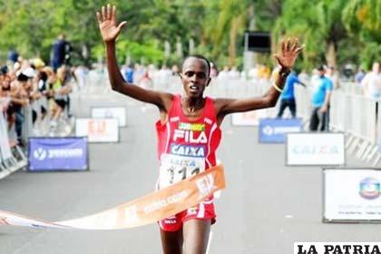 Cruza la meta el keniano Kipsang