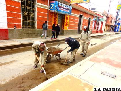 Trabajadores de Obras Públicas limpiaron la ciudad