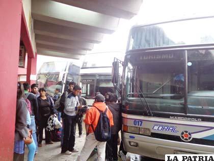 Viajeros en la Terminal de Buses preocupados por el incremento de pasajes