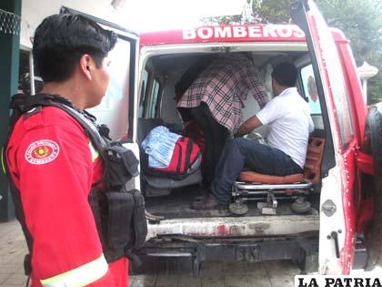 Un efectivo de Bomberos observa cómo acomodan al menor que fue trasladado al Hospital del Niño en La Paz