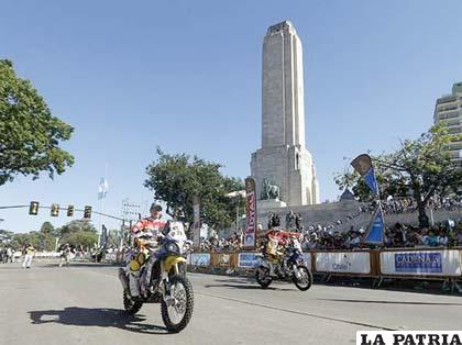 Los pilotos participantes hicieron gala por las calles de Rosario