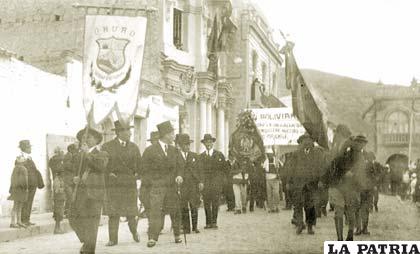 La Sociedad “10 de Febrero” portando un hermoso estandarte con el Escudo de Oruro bordado