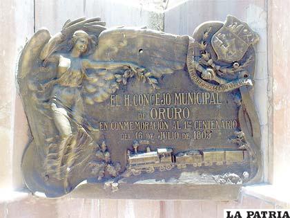 Placa fundida en Buenos Aires en 1909, en homenaje del Centenario de la Revolución del 16 de Julio, ubicado en la Plaza Murillo de La Paz, con el Escudo original
