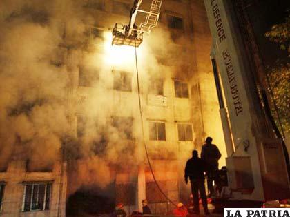 Radicales queman biblioteca en Trípoli