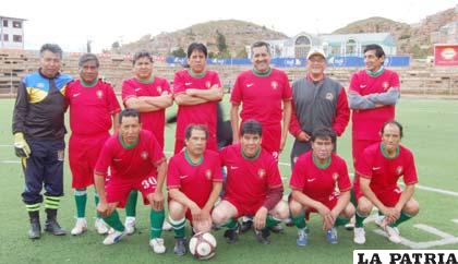 Integrantes del equipo de Hospital Obrero en el fútbol Súper Máster