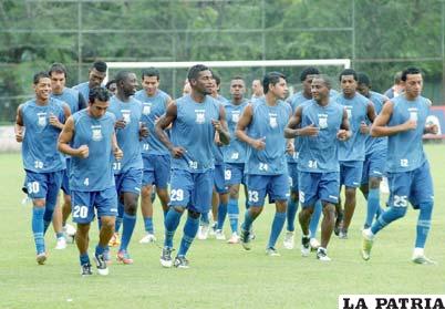 El equipo de Emelec es dirigido por Gustavo Quinteros